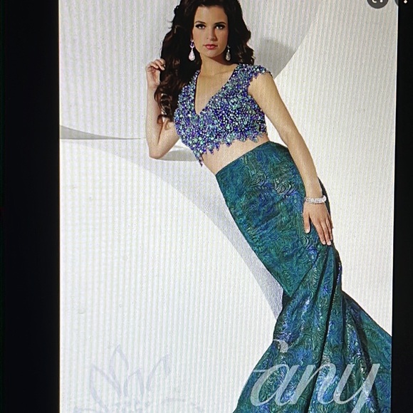 Gorgeous Tiffany 2-piece gemmed gown 6 - Picture 15 of 16